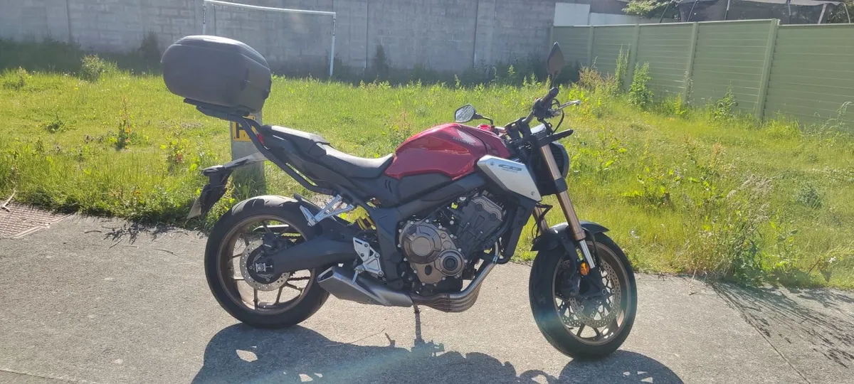 Honda CB650R 2022, only 2,500km - Image 2