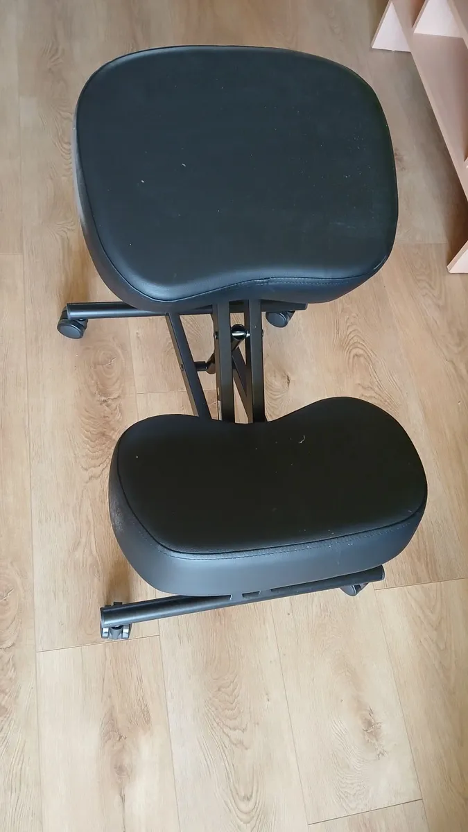 Kneeling chair ergonomic and King size bed - Image 1