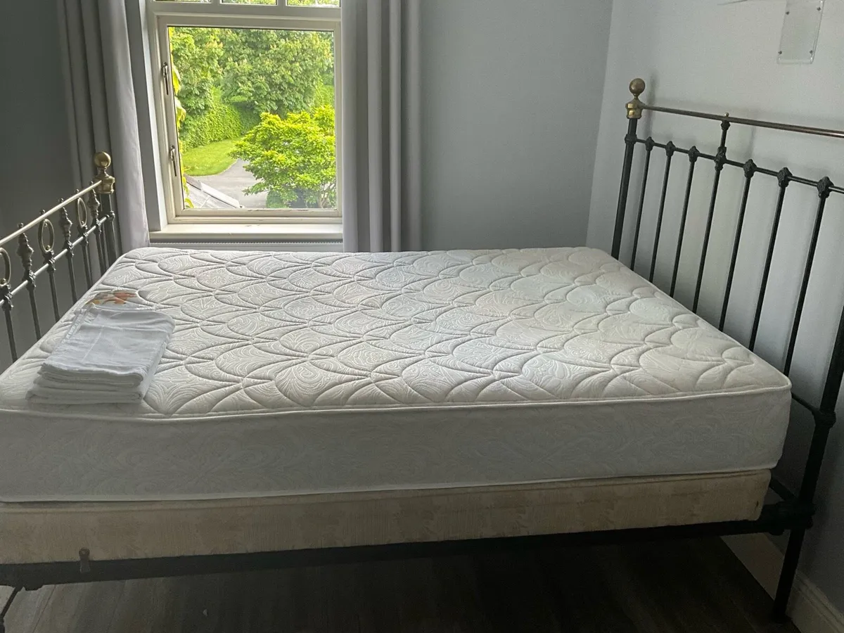 Double 4ft 6 brass and steel bed - Image 3