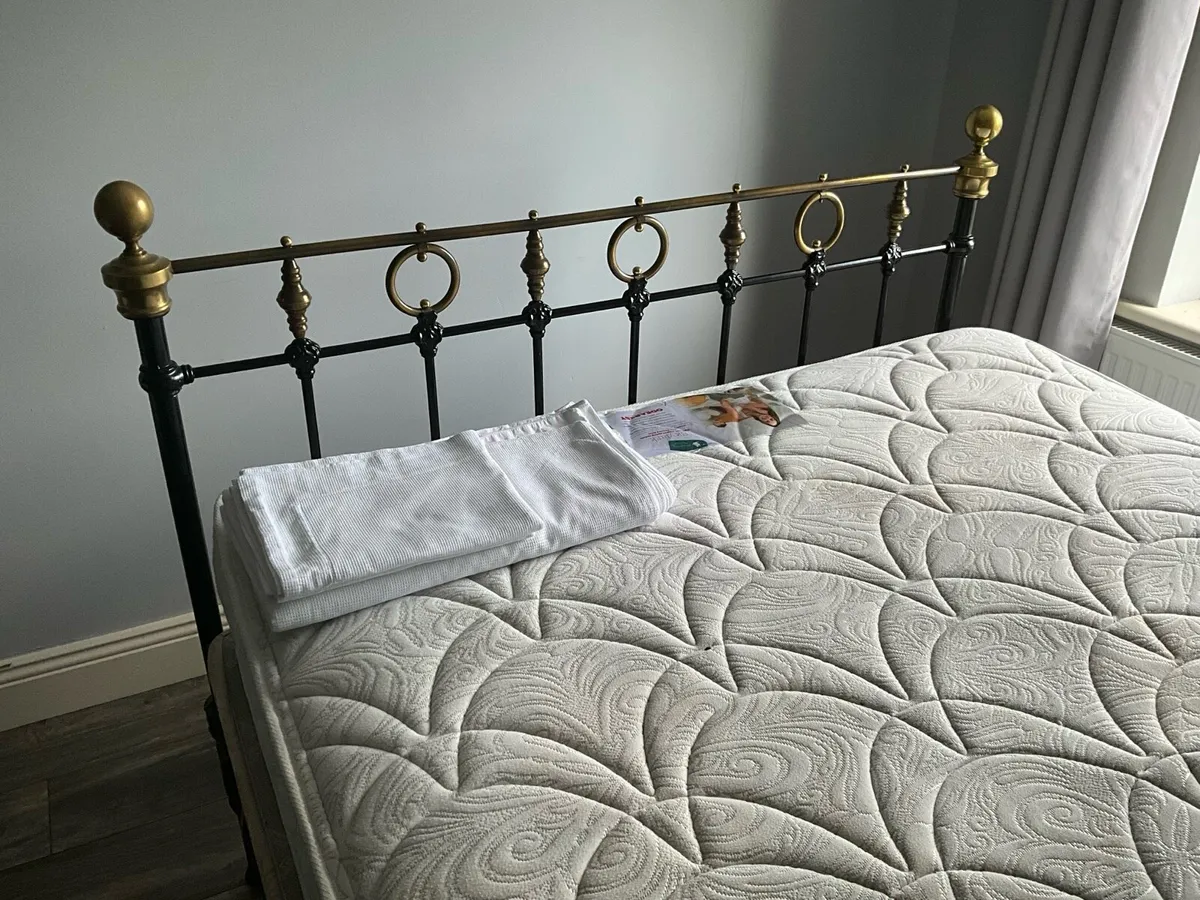 Double 4ft 6 brass and steel bed - Image 2