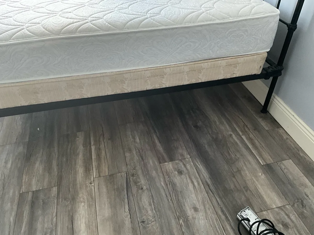 Double 4ft 6 brass and steel bed - Image 4