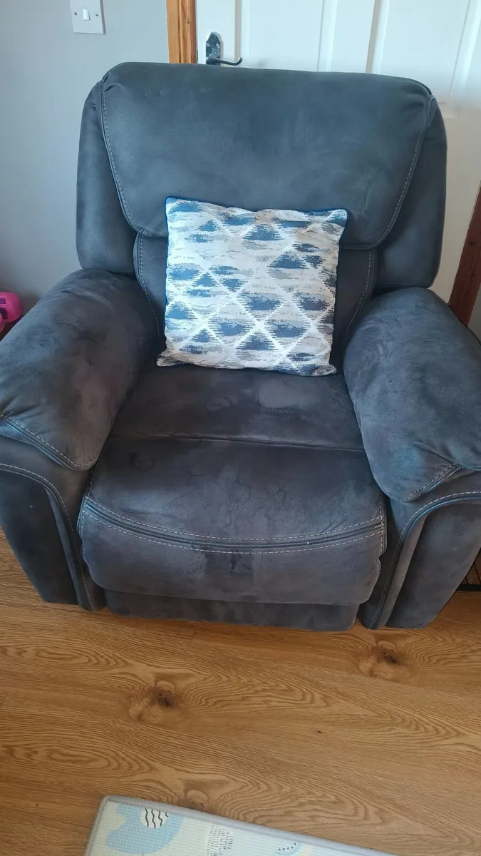 3/2/1 Grey recliner Couch - Image 4