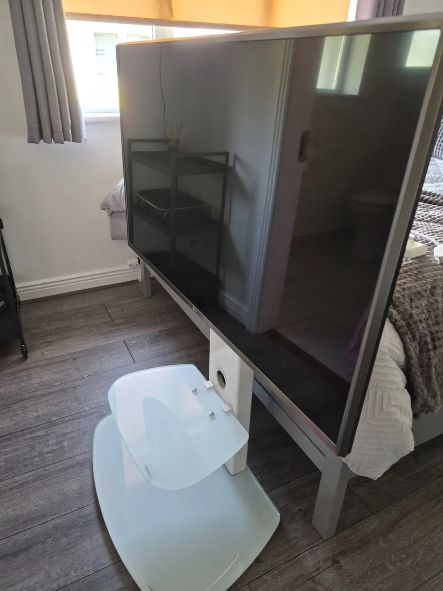 Tv with stand - Image 3