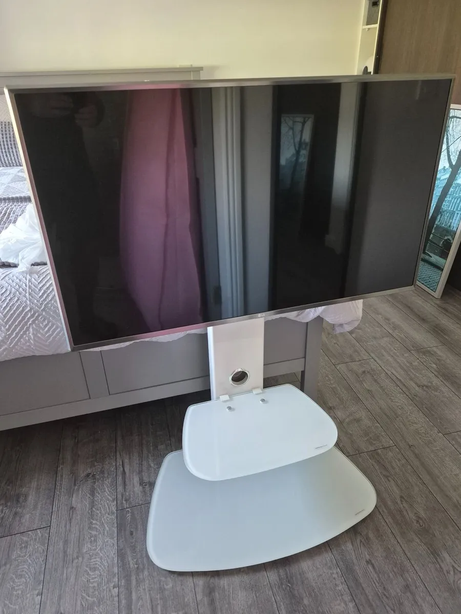 Tv with stand - Image 4
