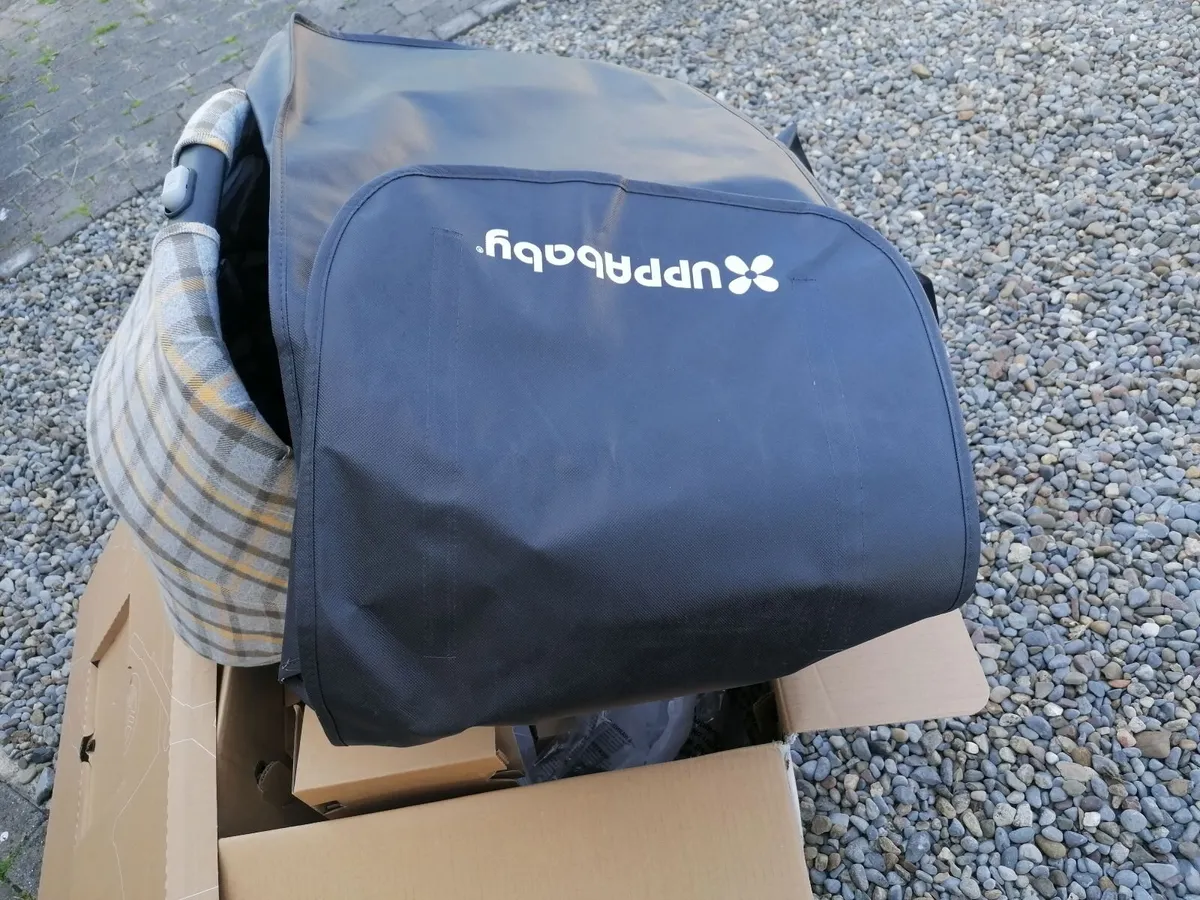 Full travel system- Uppababy vista CAR SEAT & base - Image 3