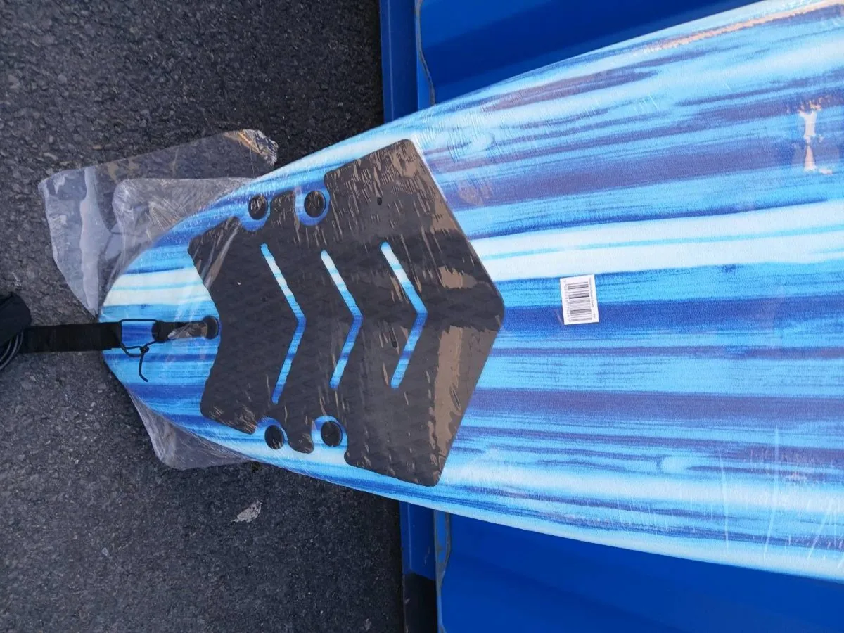 New 7'6" Surfboard, inc fins, tail pad and leash - Image 4