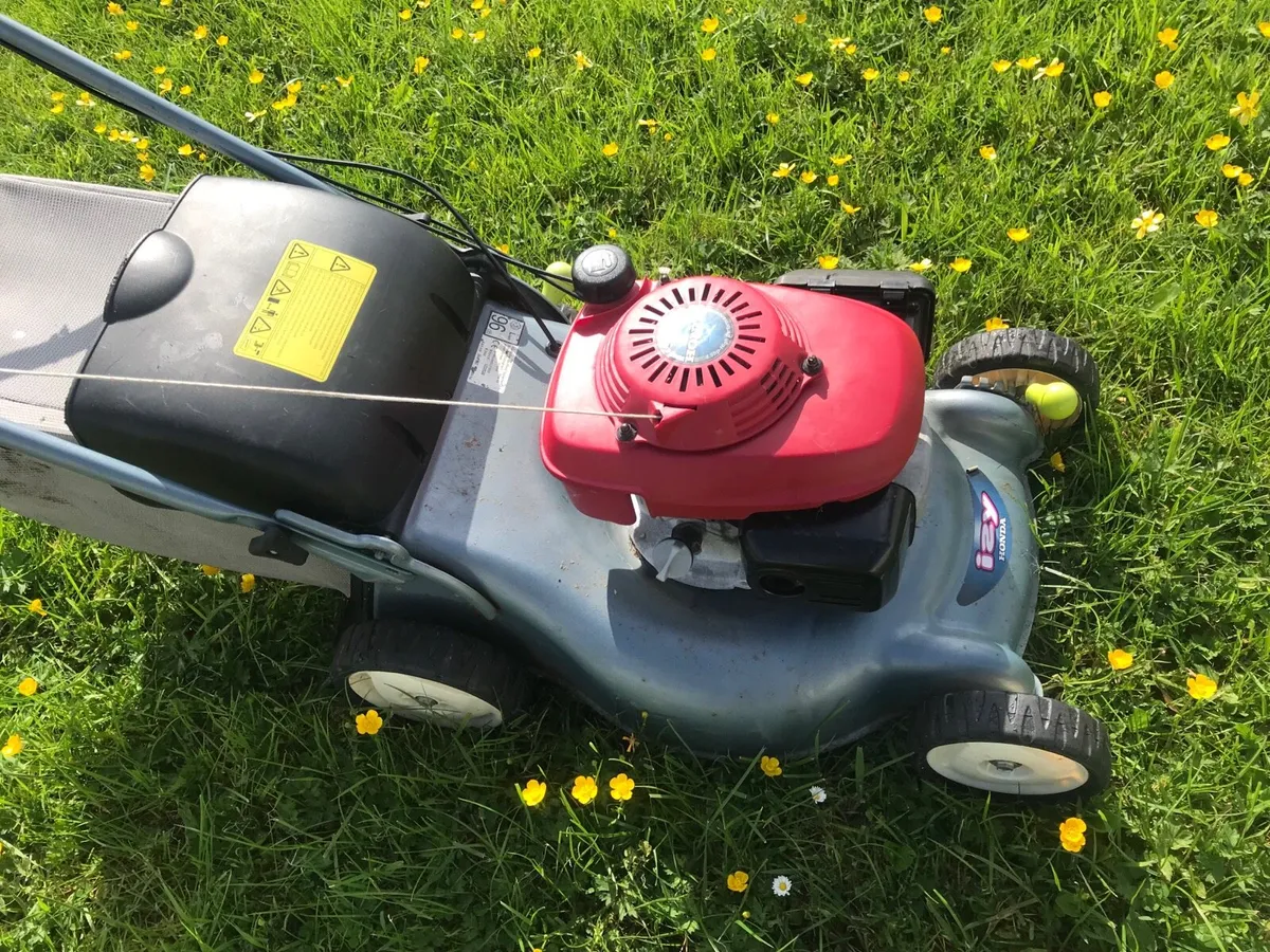 Honda izy self drive lawnmower - Image 2