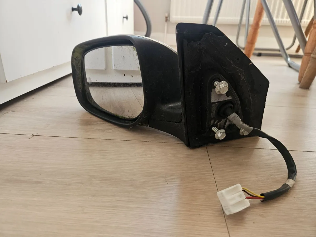 Toyota avensis left mirror - Image 1