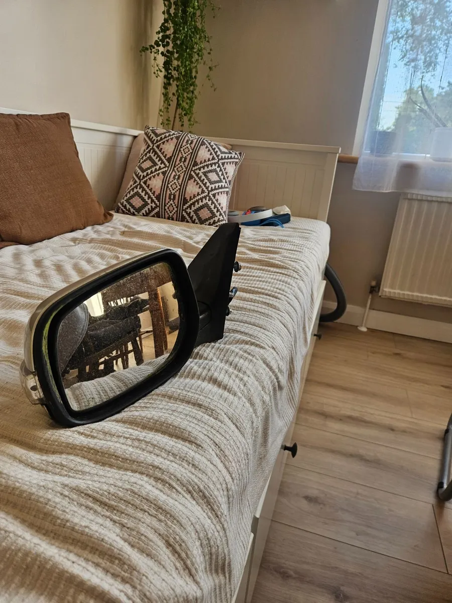 Toyota avensis left mirror - Image 2