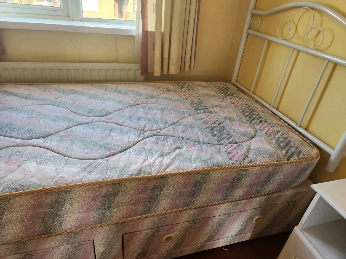Single bed, dressing table and locker - Image 2