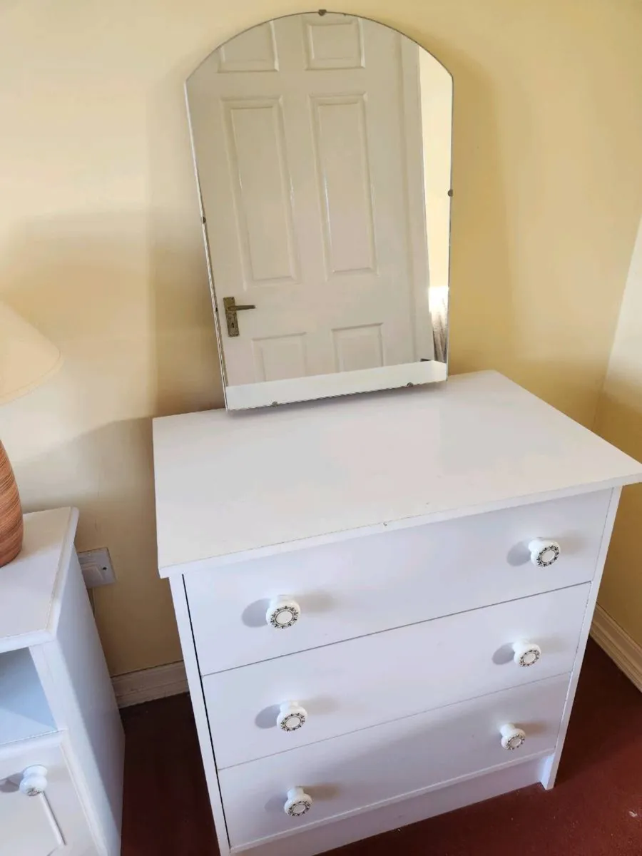 Single bed, dressing table and locker - Image 3