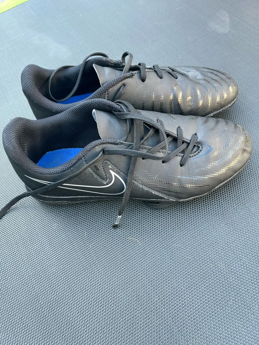 Astro Football boots Nike Size 4 - Image 1