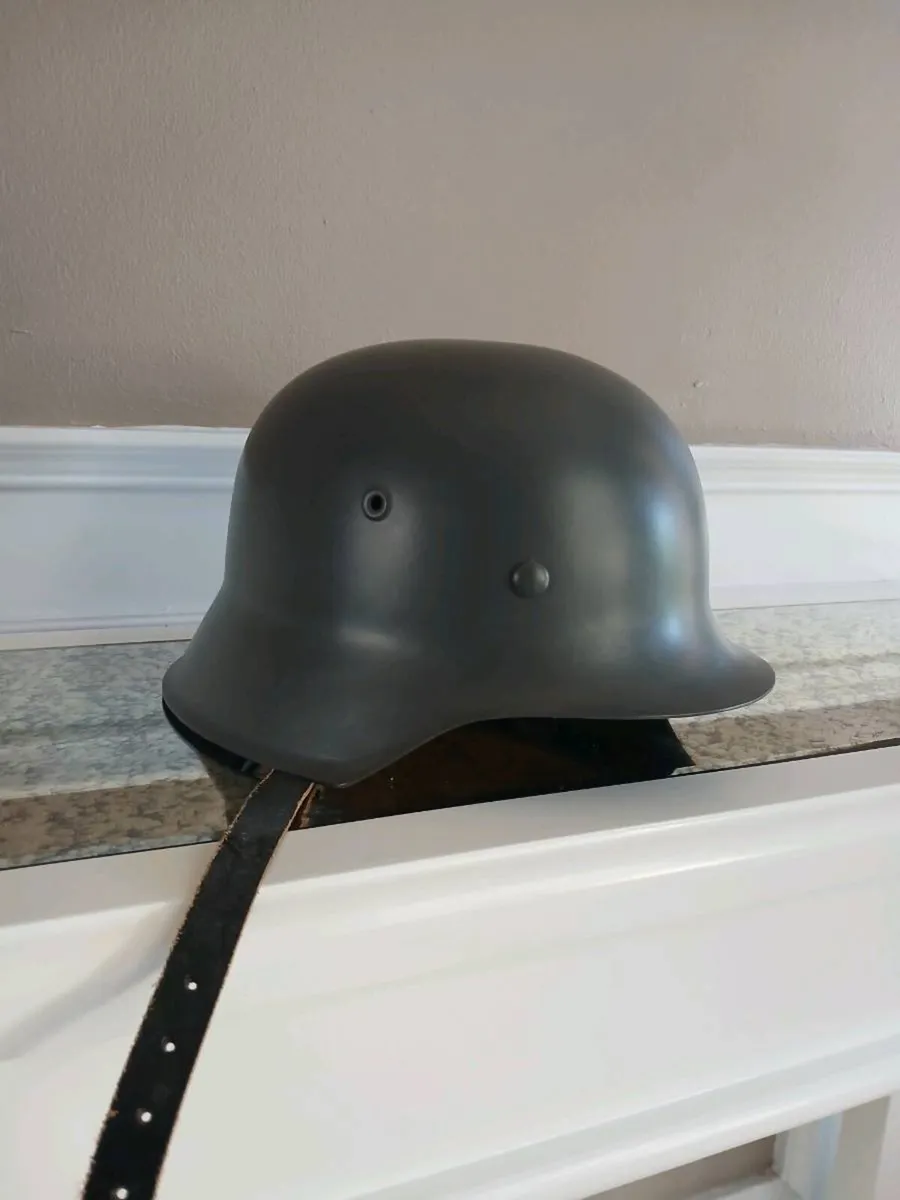 Military helmets - Image 1