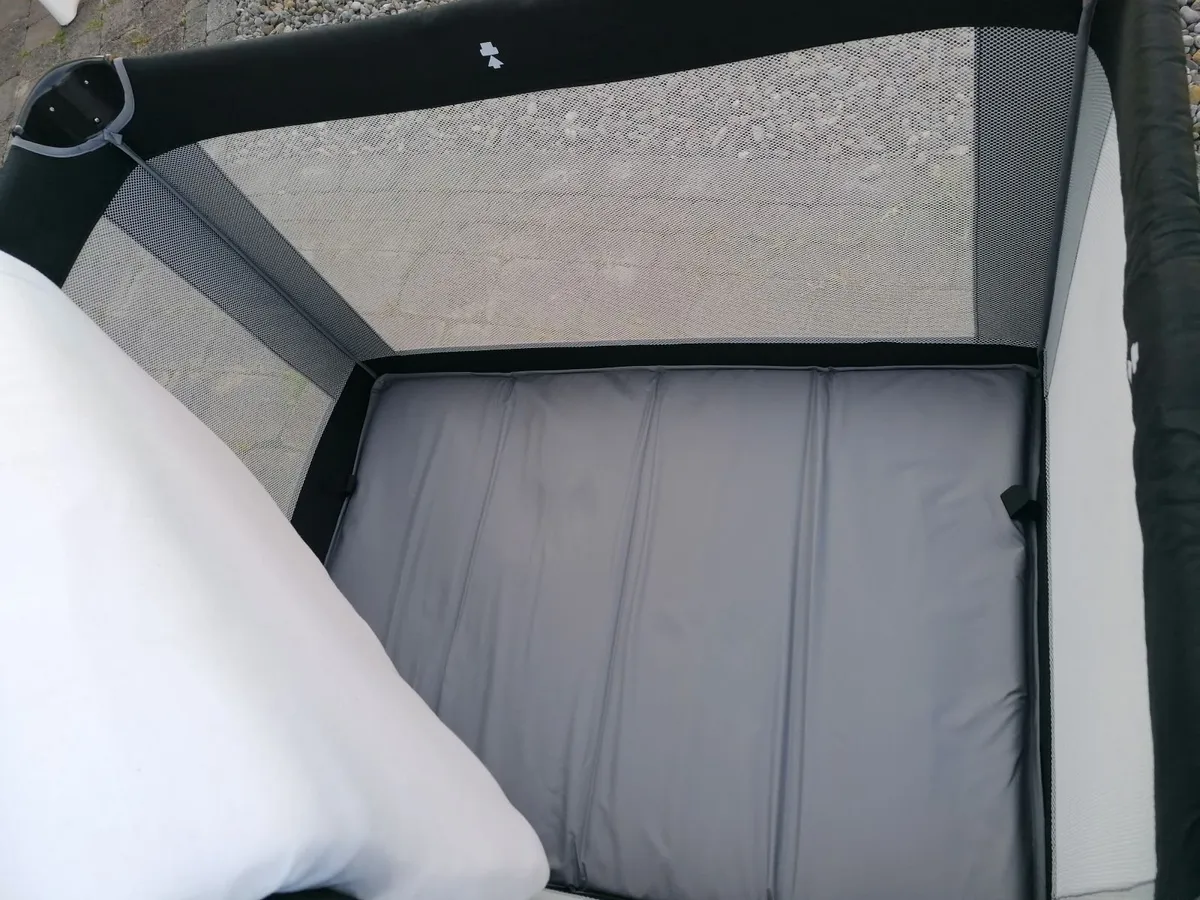 GRACO TRAVEL COT -WITH MATRESS - Image 2