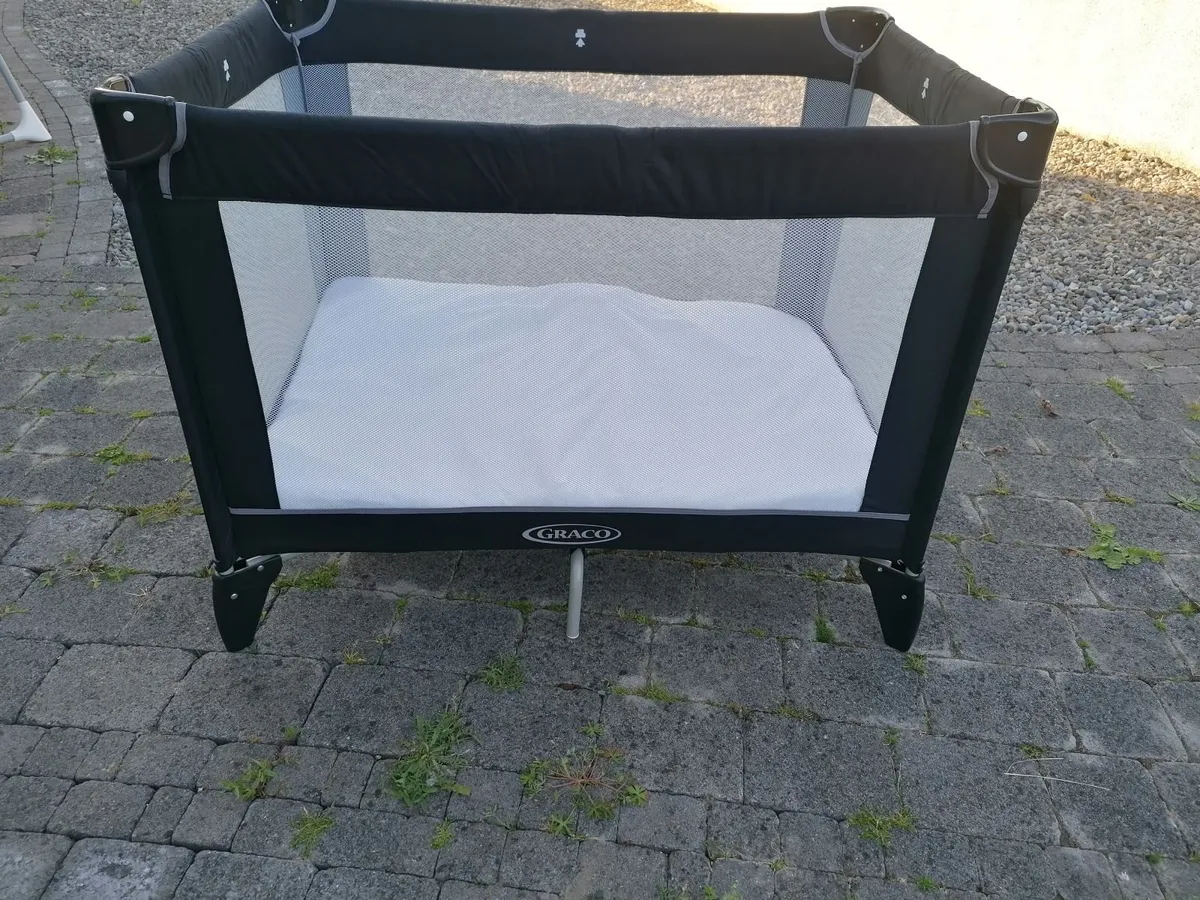 GRACO TRAVEL COT -WITH MATRESS - Image 1