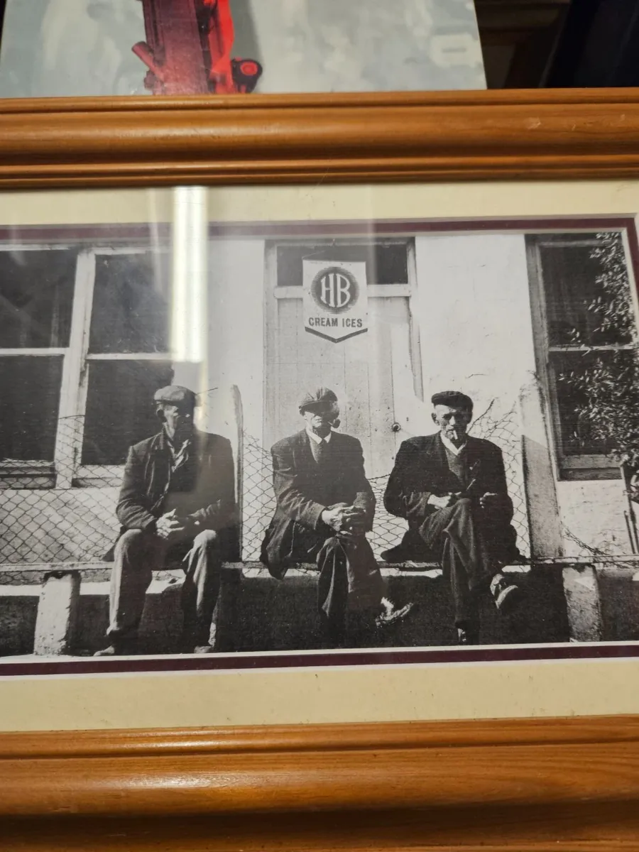 Picture Print Having a Chat - Image 2