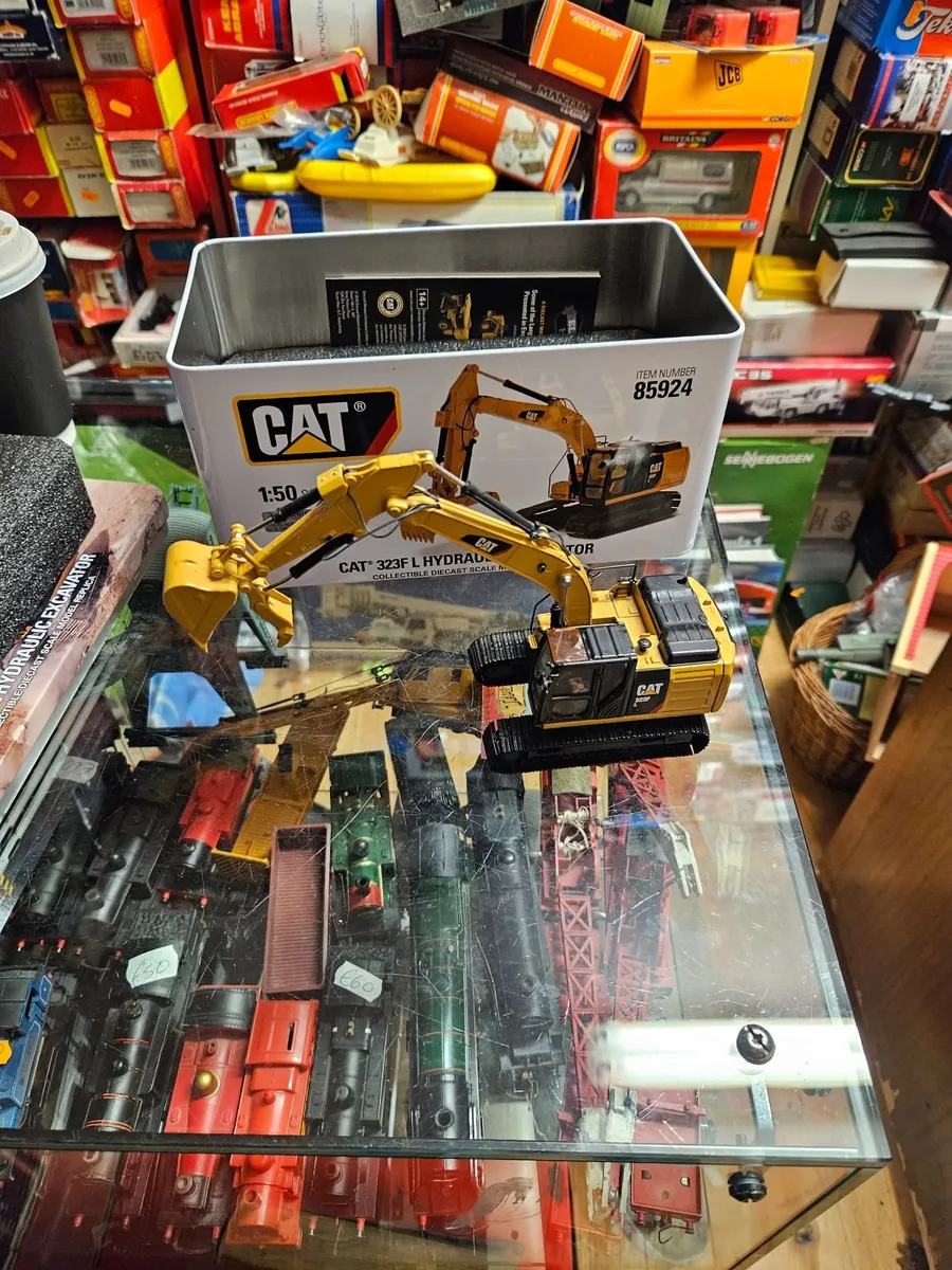 Corgi Diecast Master Caterpillar Excavator 1.50 - Image 3