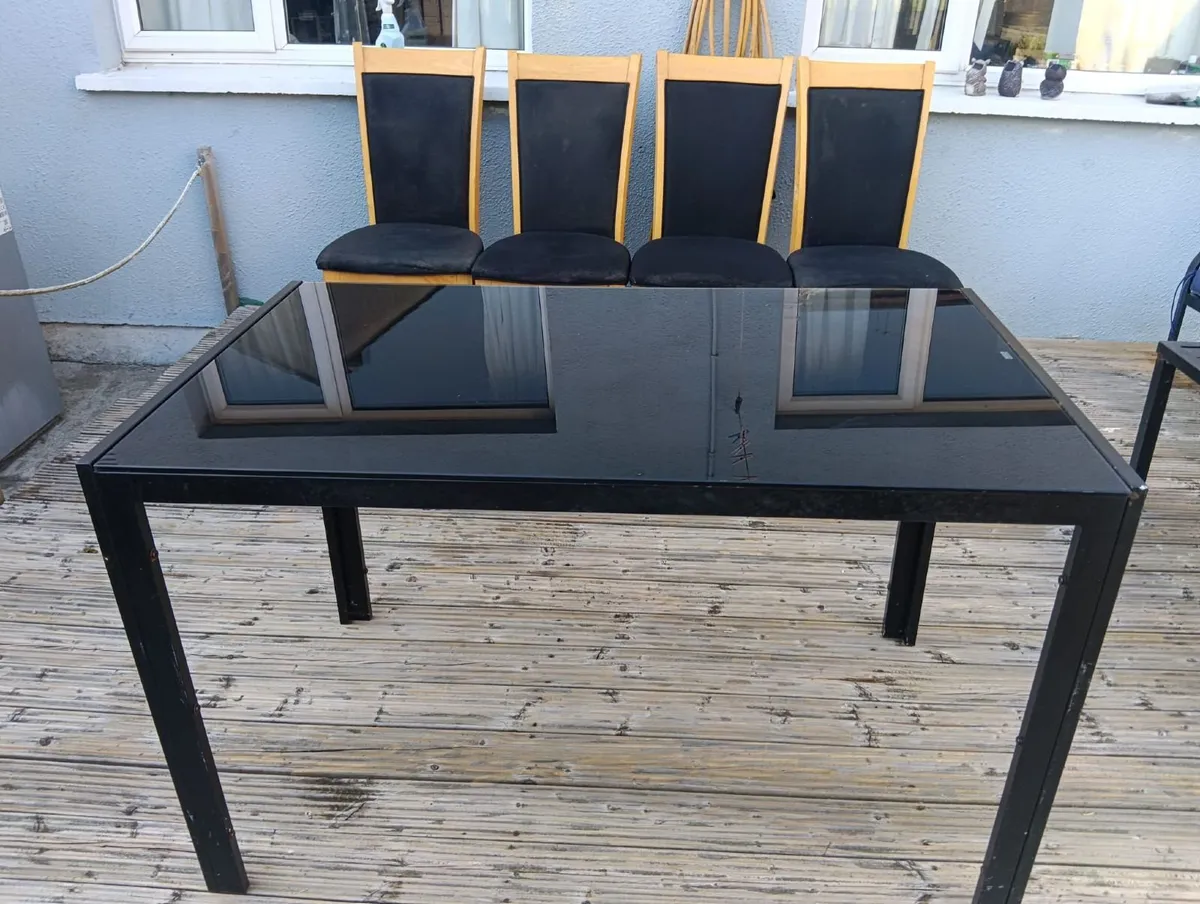 Table and 4 chairs - Image 1