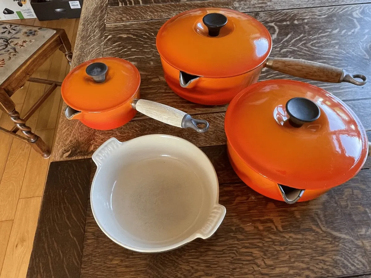 Vintage 'Le Creuset" saucepan set and pie dish - Image 1