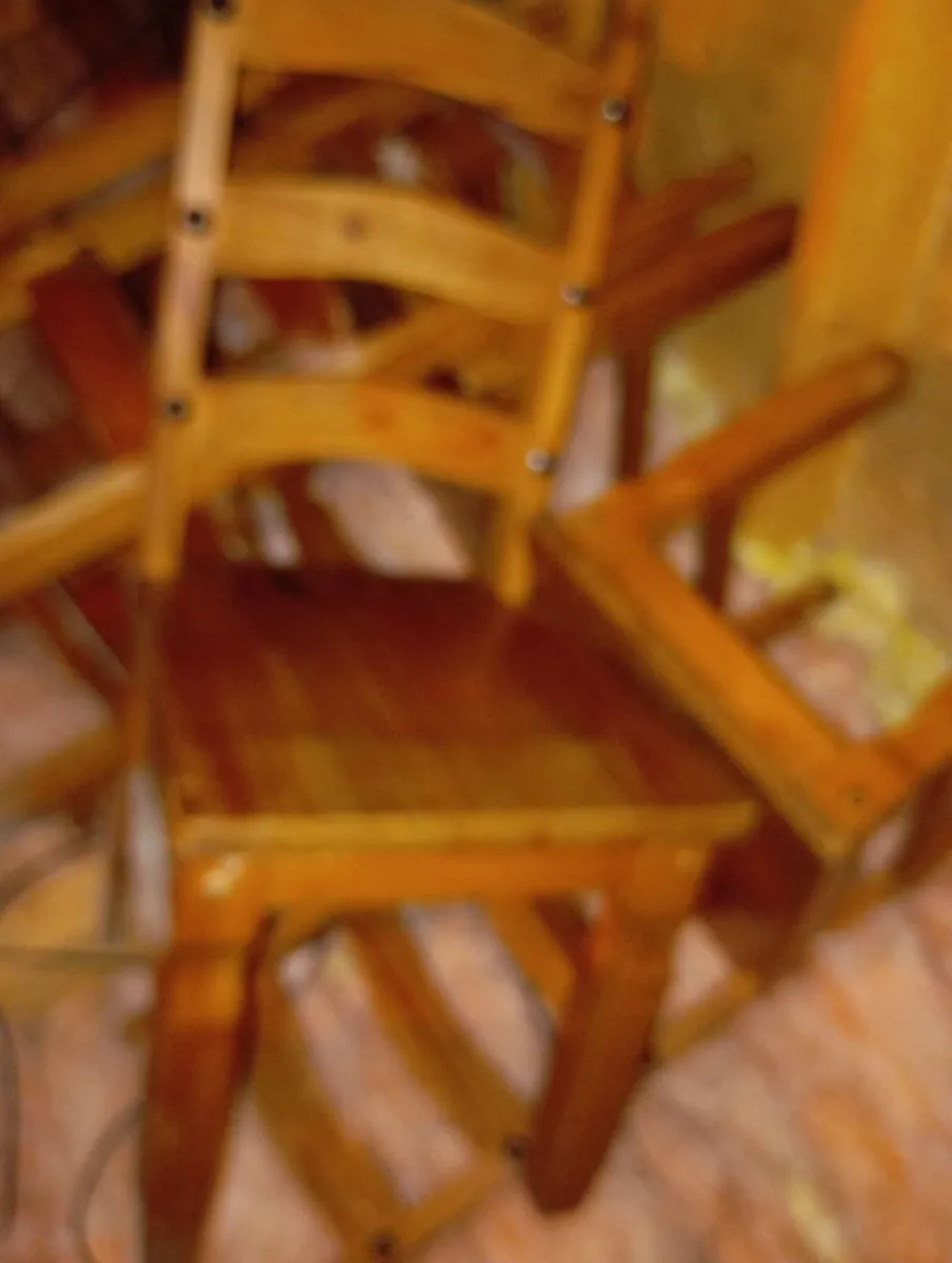 Expandable Table with matching 6 chairs - Image 3