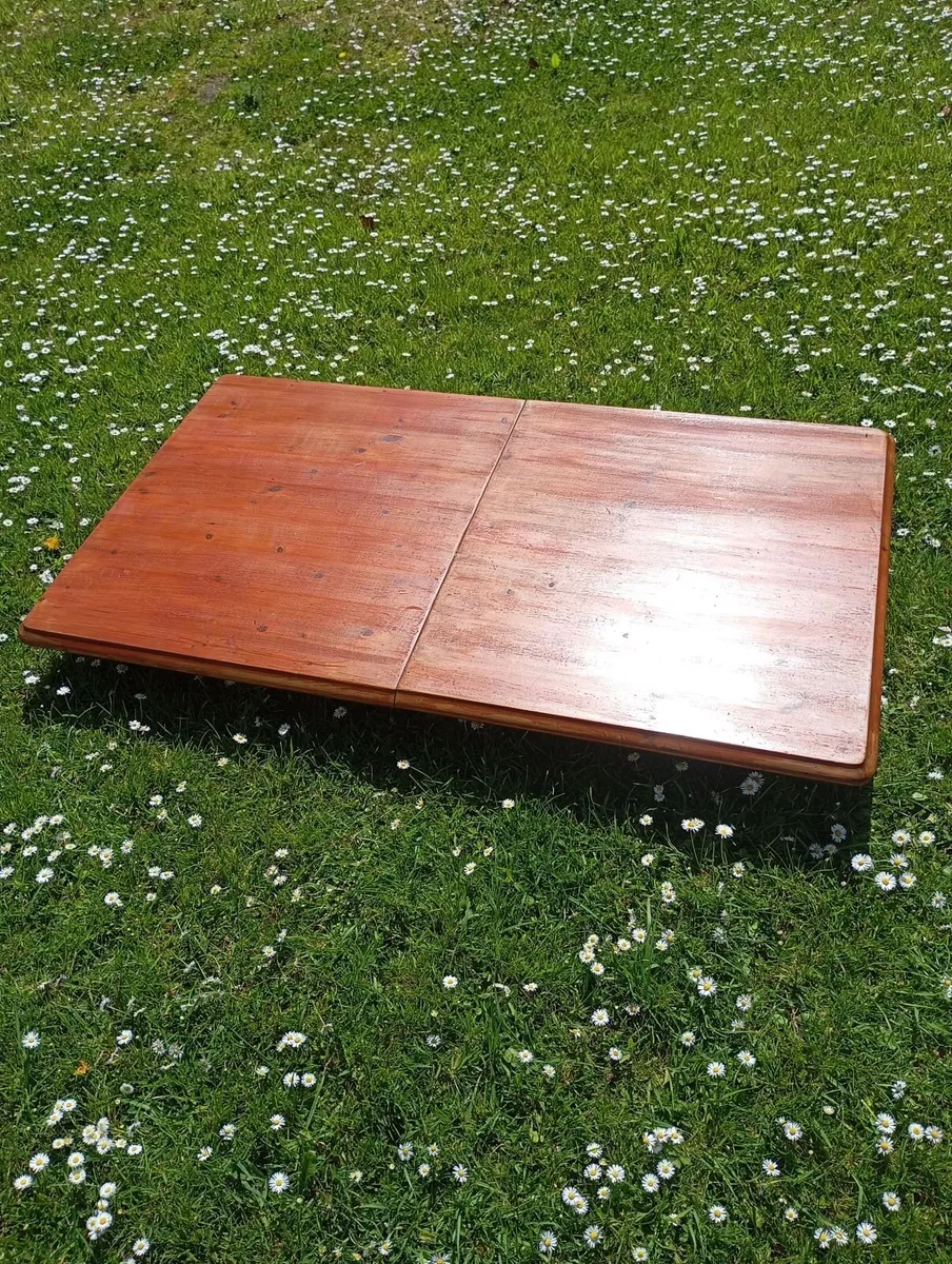 Expandable Table with matching 6 chairs - Image 1