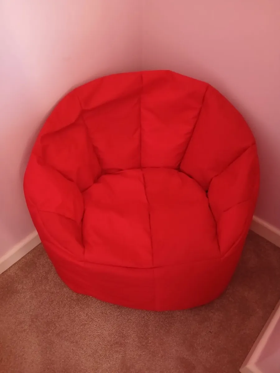 Red Snug bean bag - Image 1
