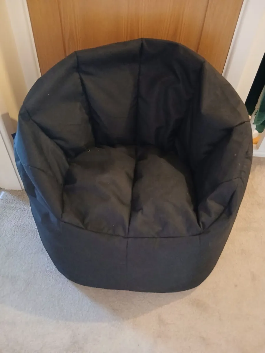 Black snug bean bag - Image 1