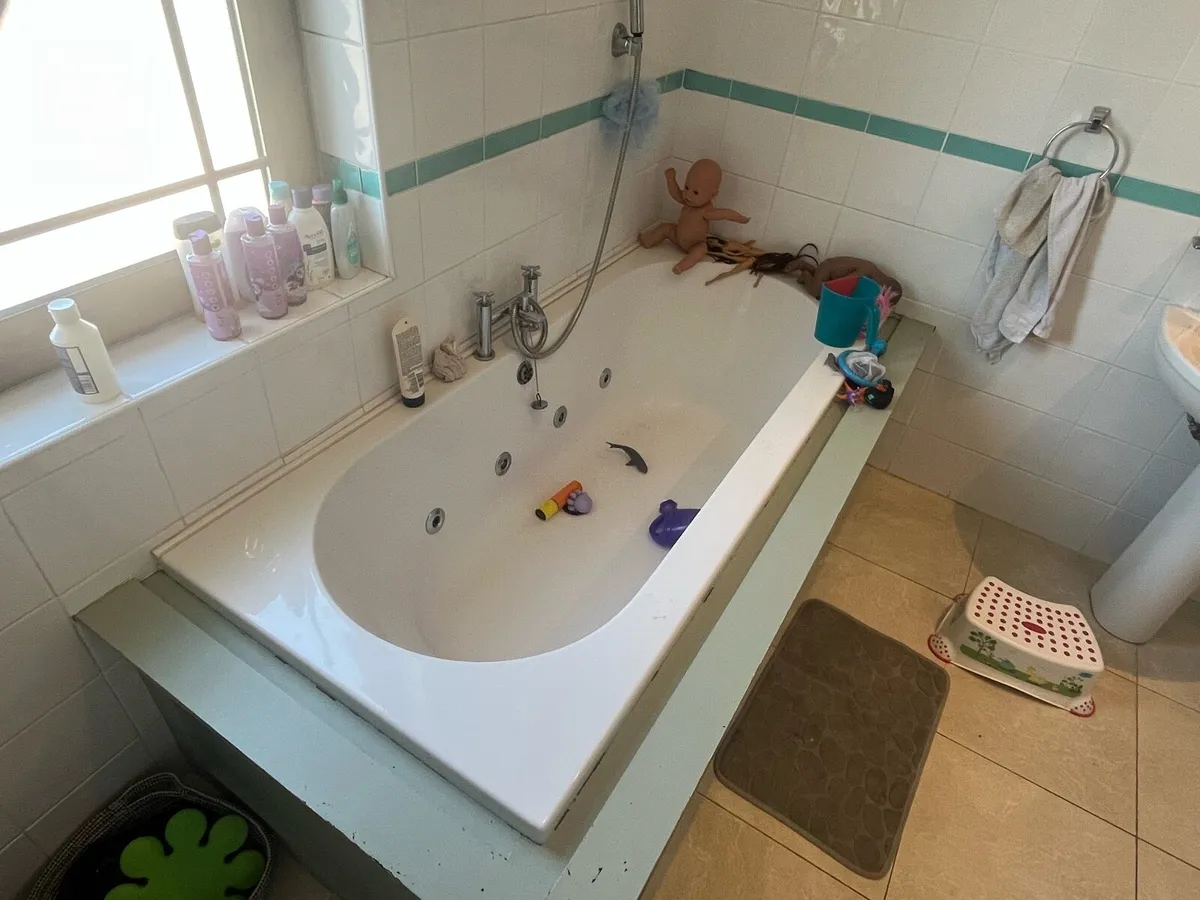 Bathroom suite - Image 1