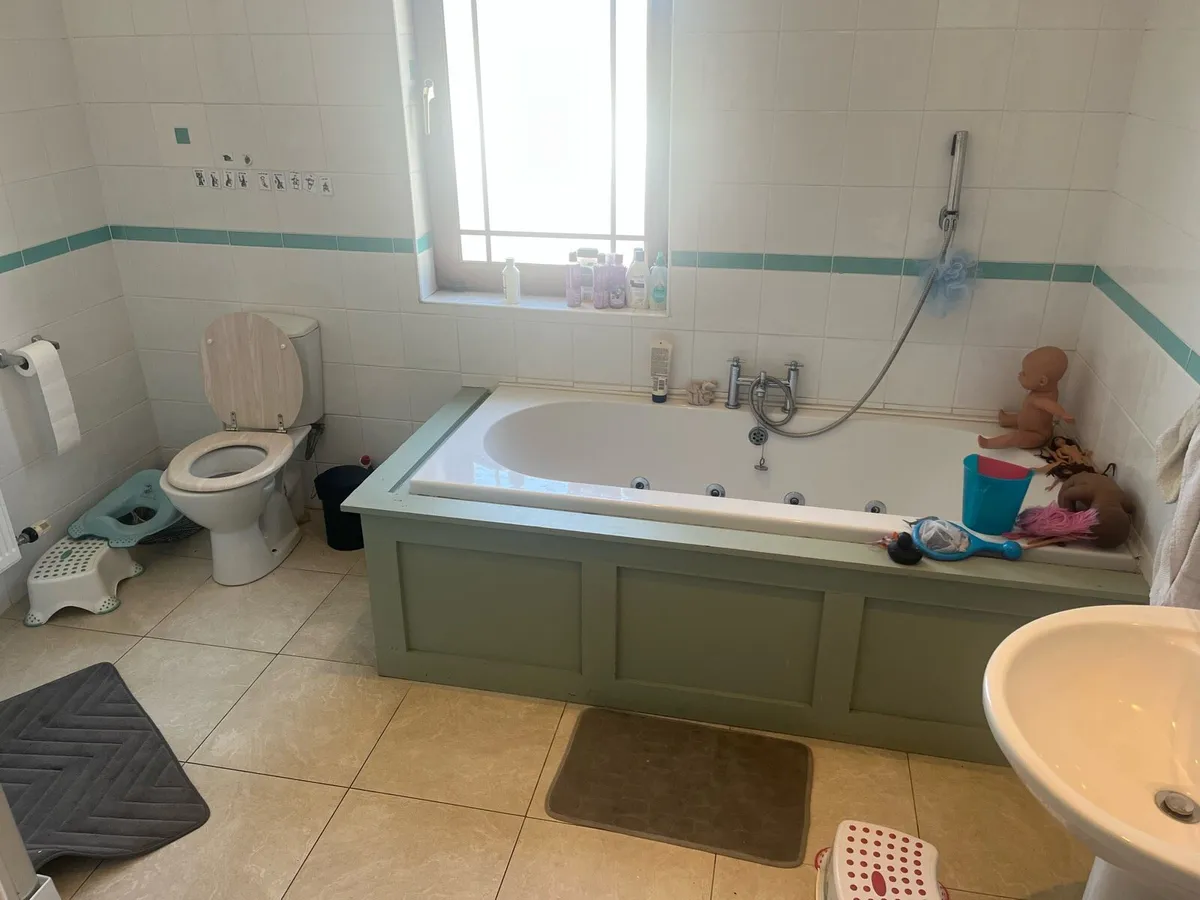 Bathroom suite - Image 2