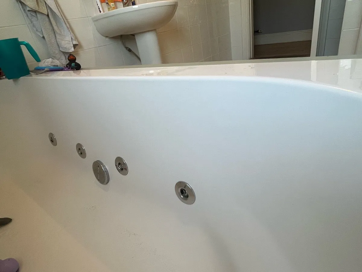 Bathroom suite - Image 3