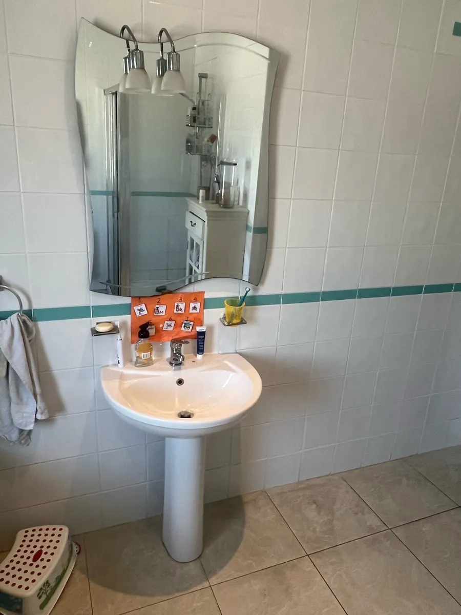 Bathroom suite - Image 4