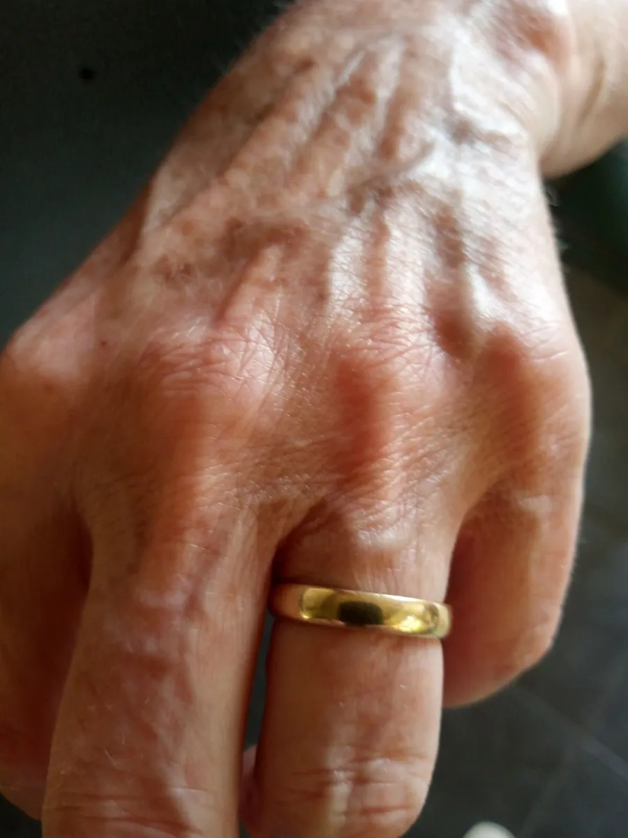 9ct gold ring - Image 1