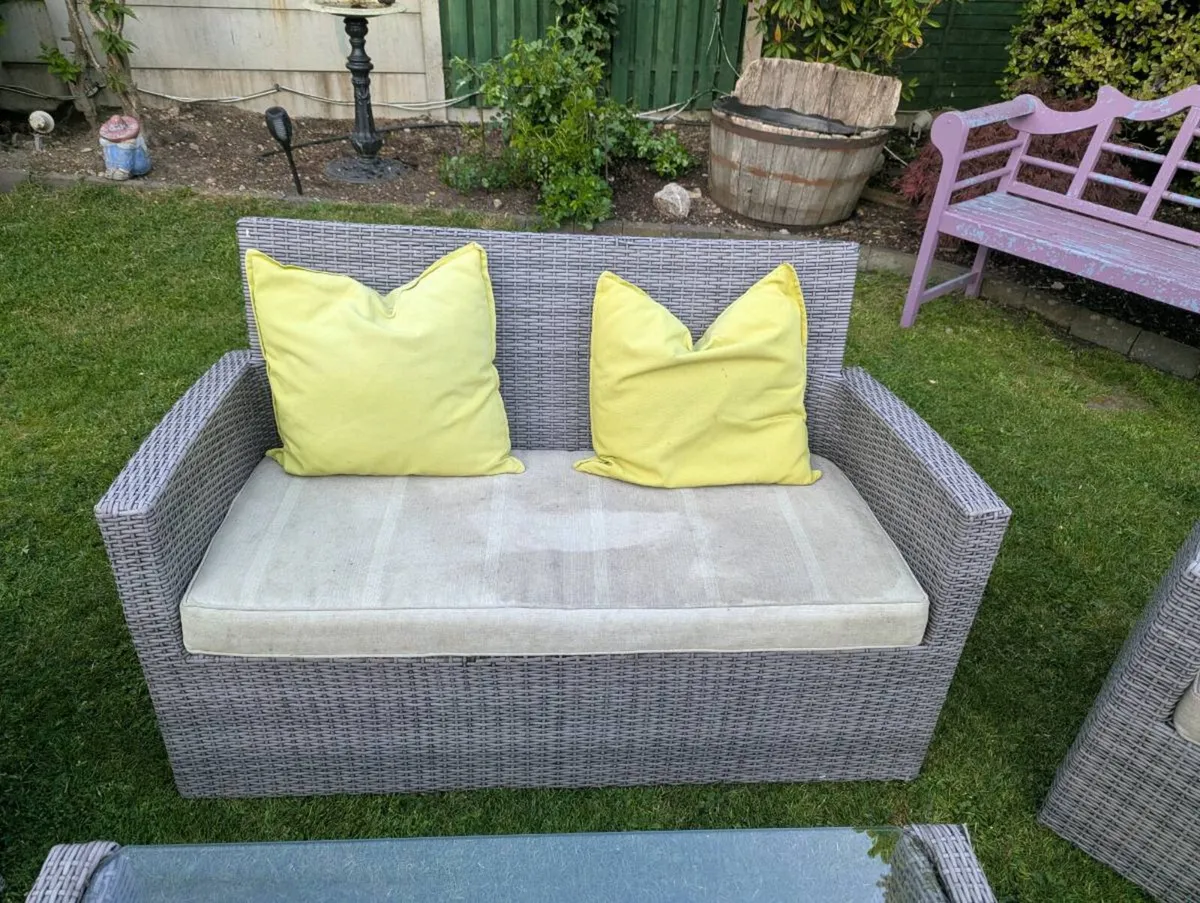 Rattan 2 seater and two chairs - Image 4