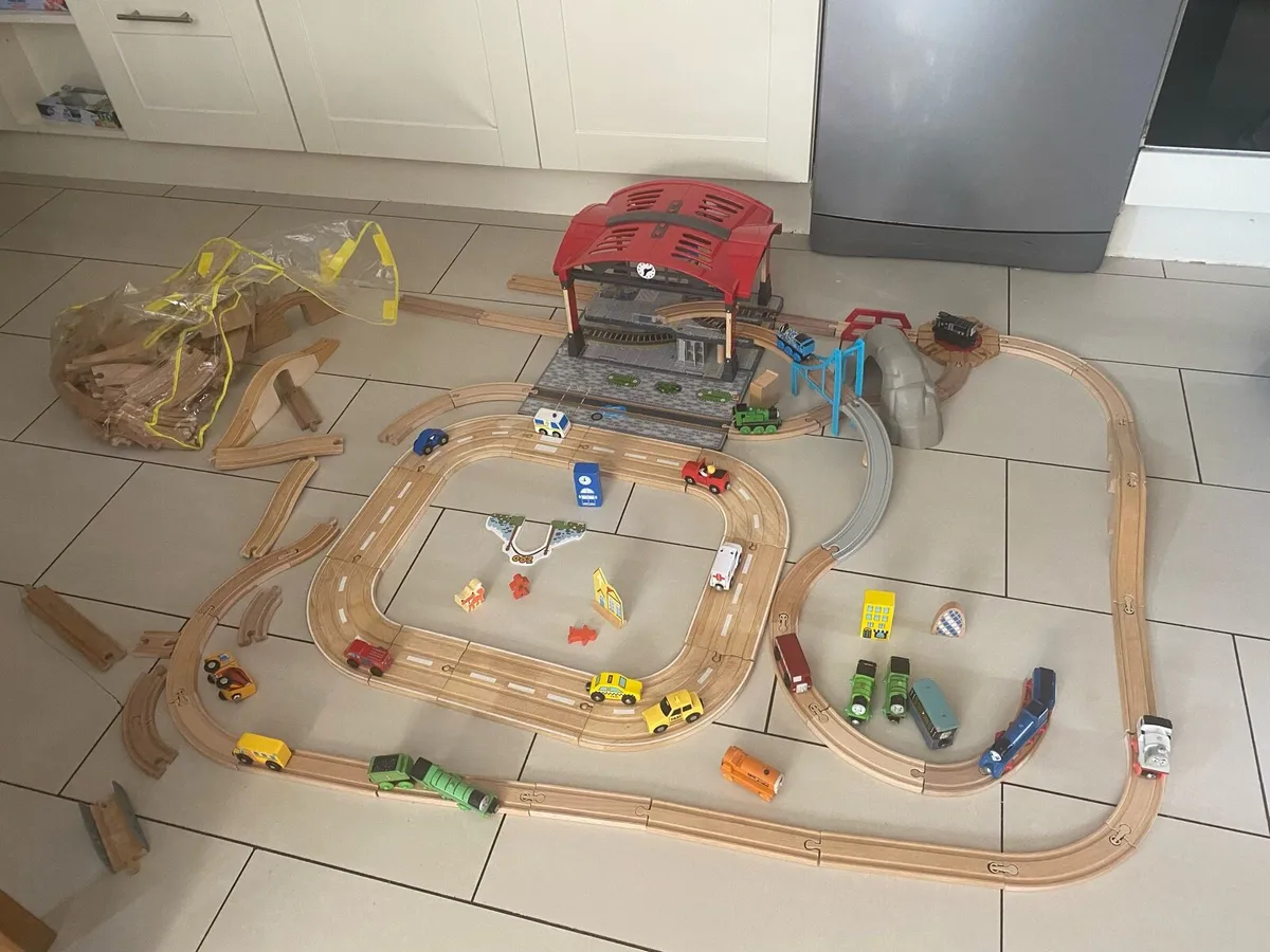 Thomas the tank engine wooden trains and station - Image 4