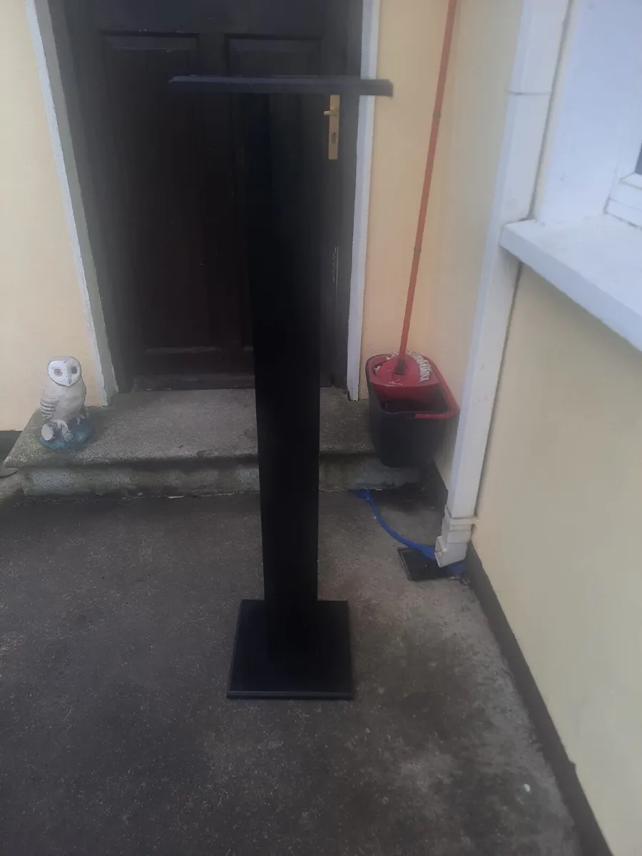 Tall pillar stand - Image 1