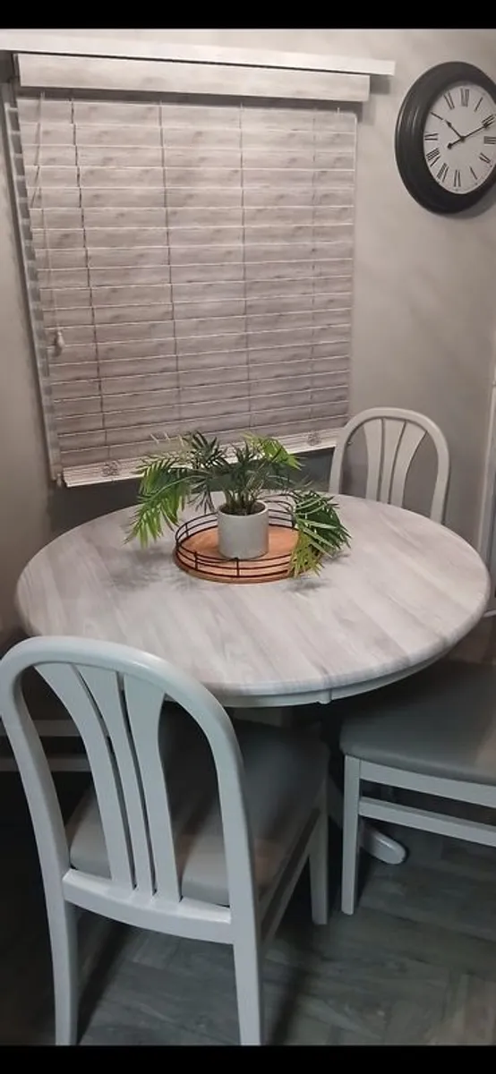 Kitchen table and chairs - Image 3
