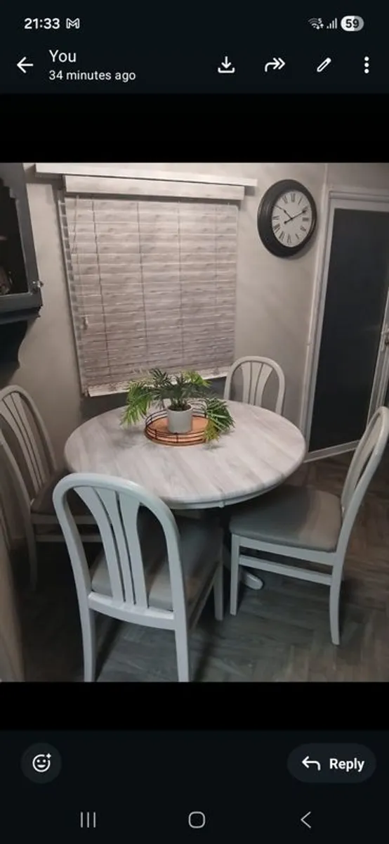 Kitchen table and chairs - Image 1