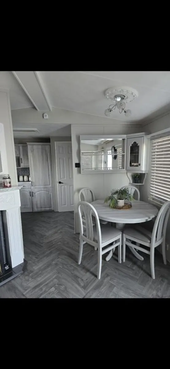 Kitchen table and chairs - Image 2