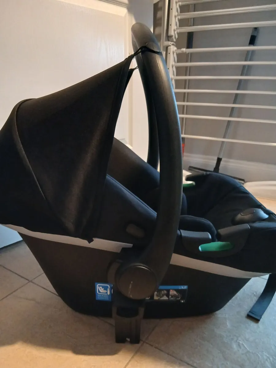 Baby car seat and formula maker bundle - Image 1