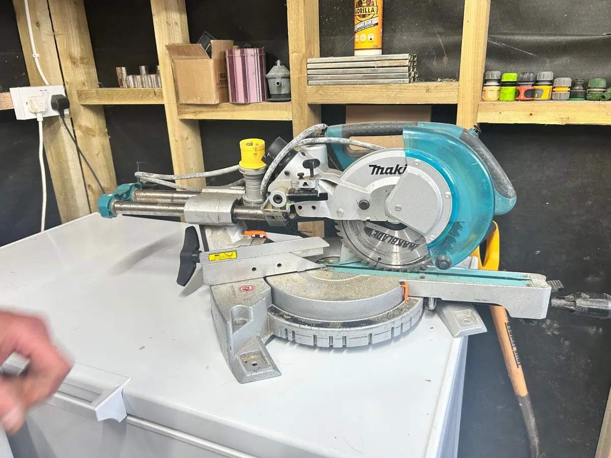 makita sliding compound mitre saw - Image 2