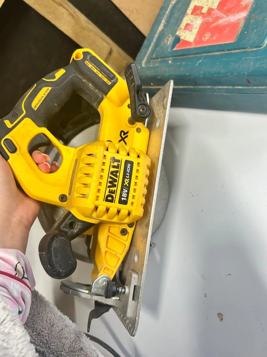 dewalt 165mm battery powered saw - Image 3