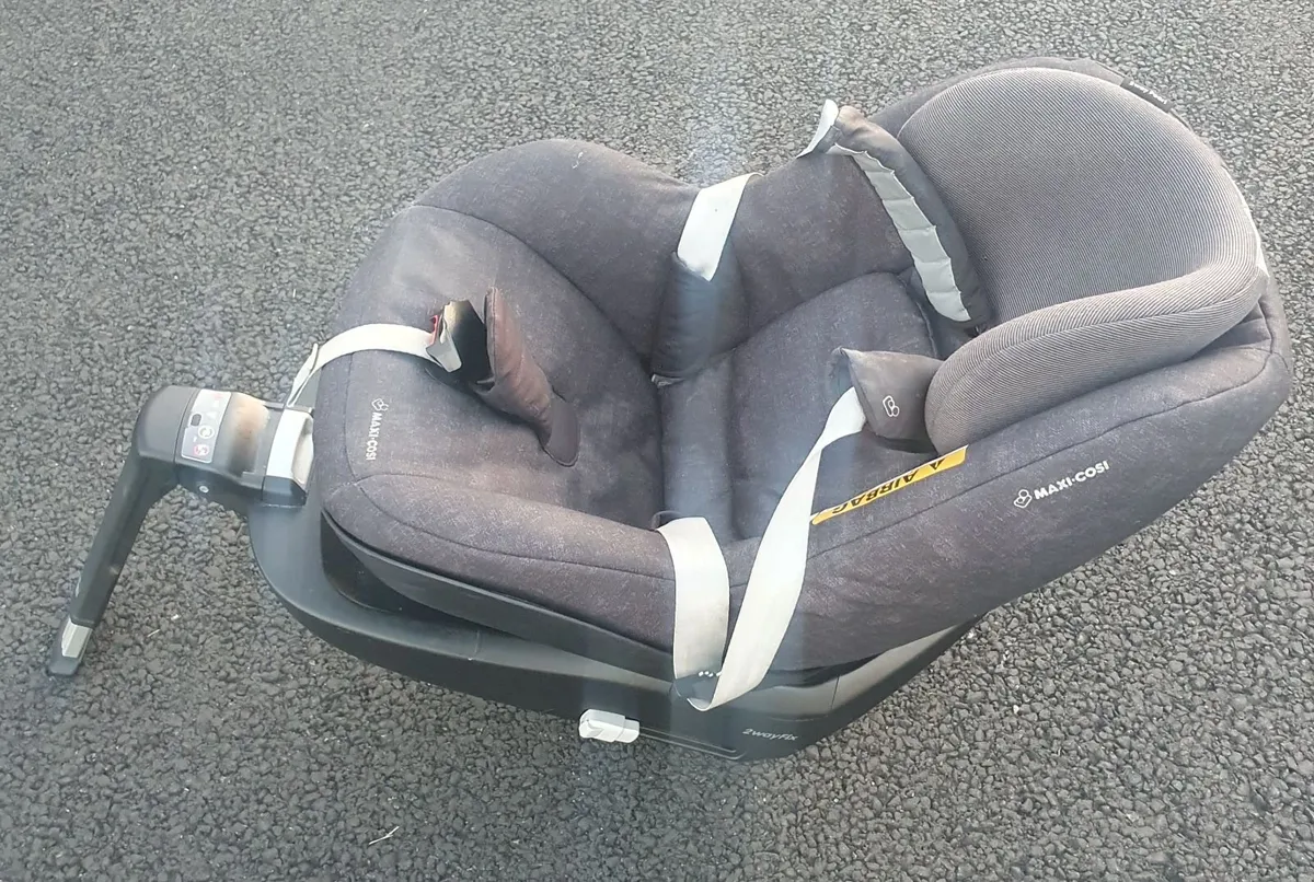 Maxi-Cosi 2 Way Pearl and Isofix Bases - Image 2
