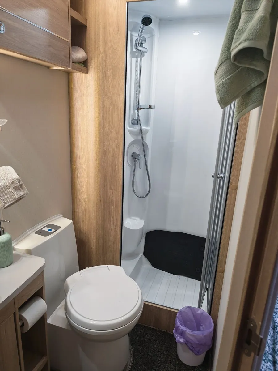 2018 Elddis Riva 840 bLack edition - Image 3