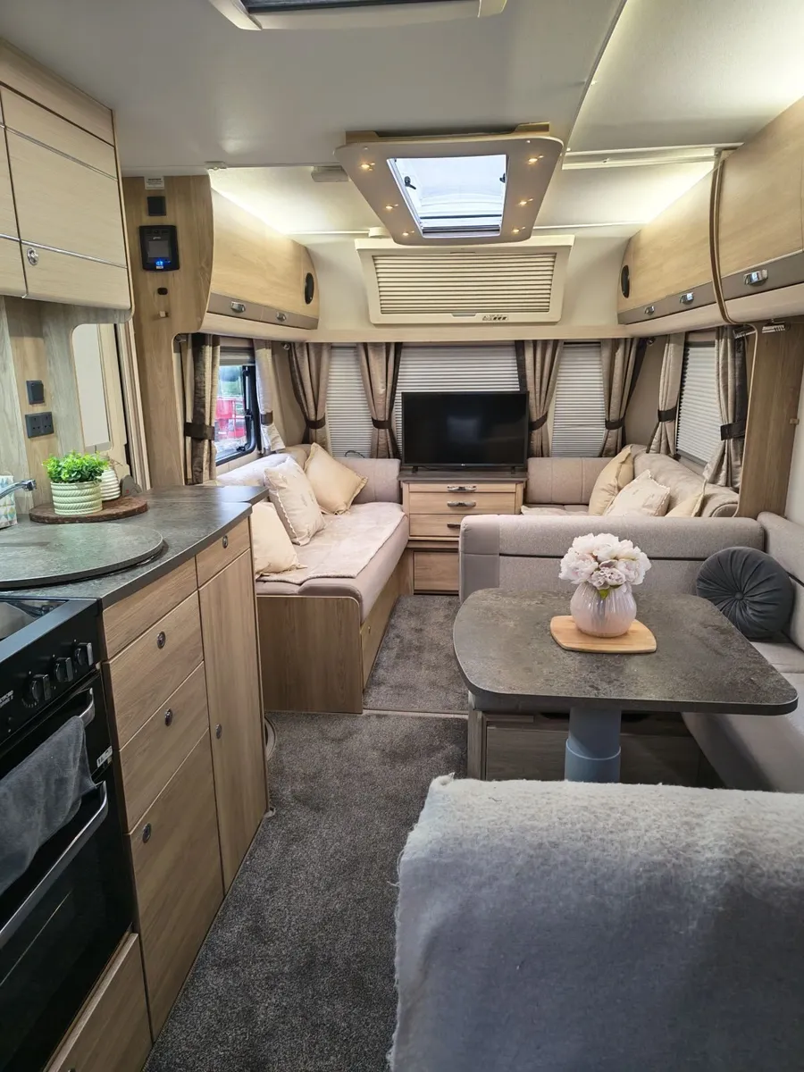 2018 Elddis Riva 840 bLack edition - Image 4