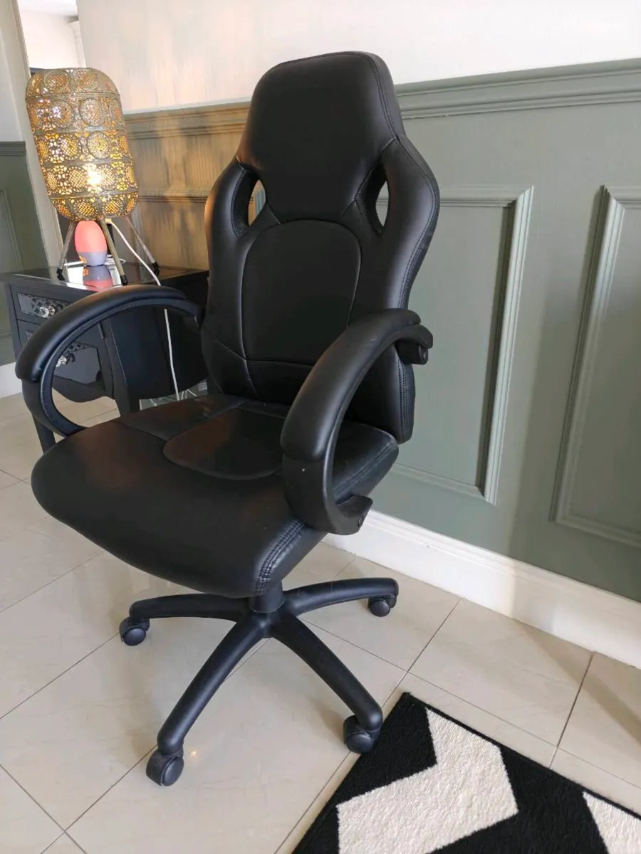 Gaming chair - Image 1