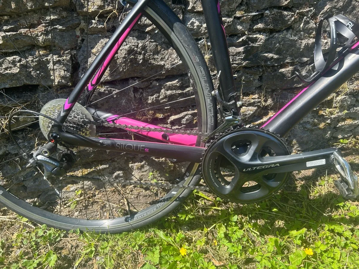 Trek carbon bike as new - Image 4