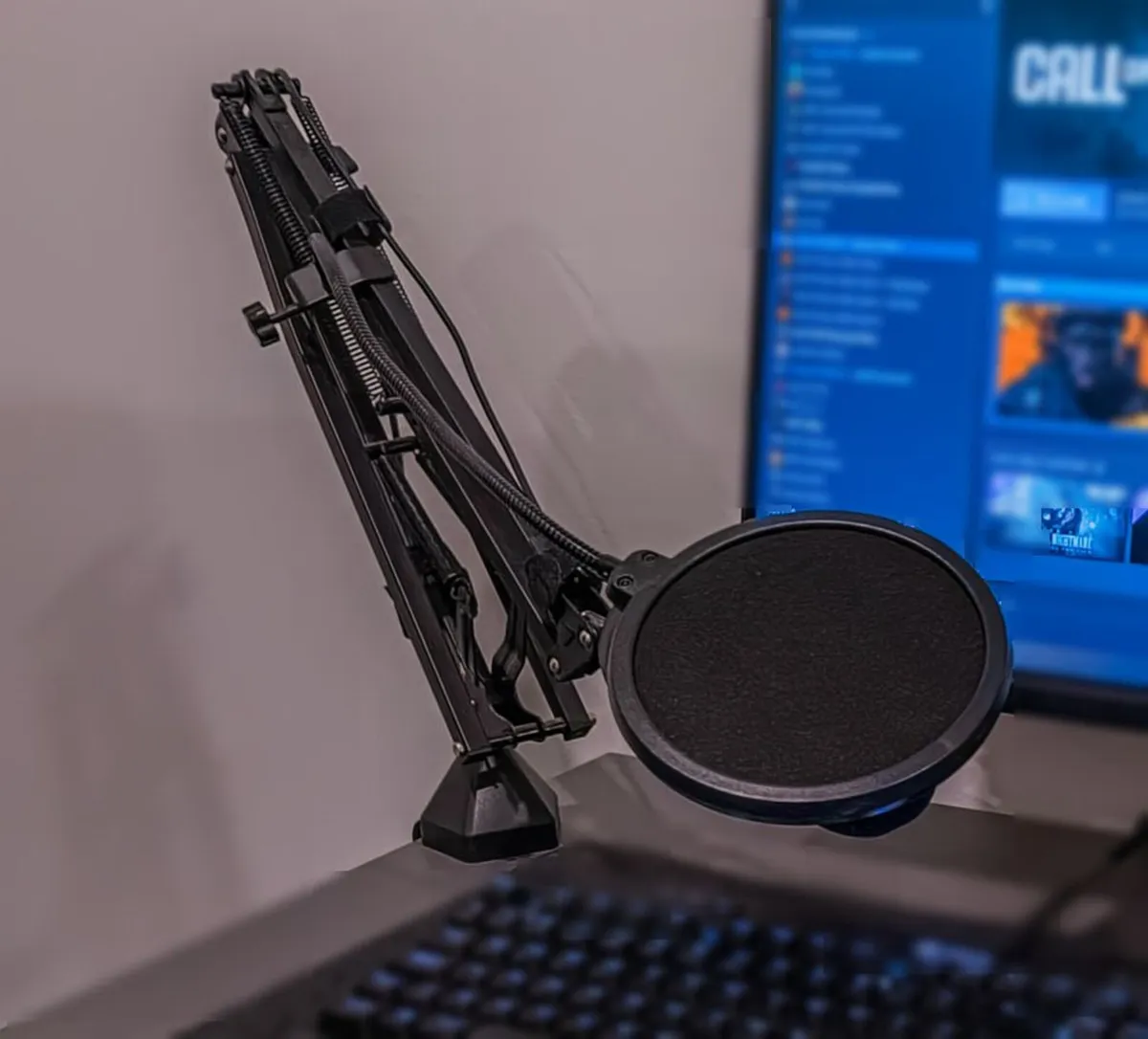 Blue Yeti USB Microphone with Microphone Arm - Image 3