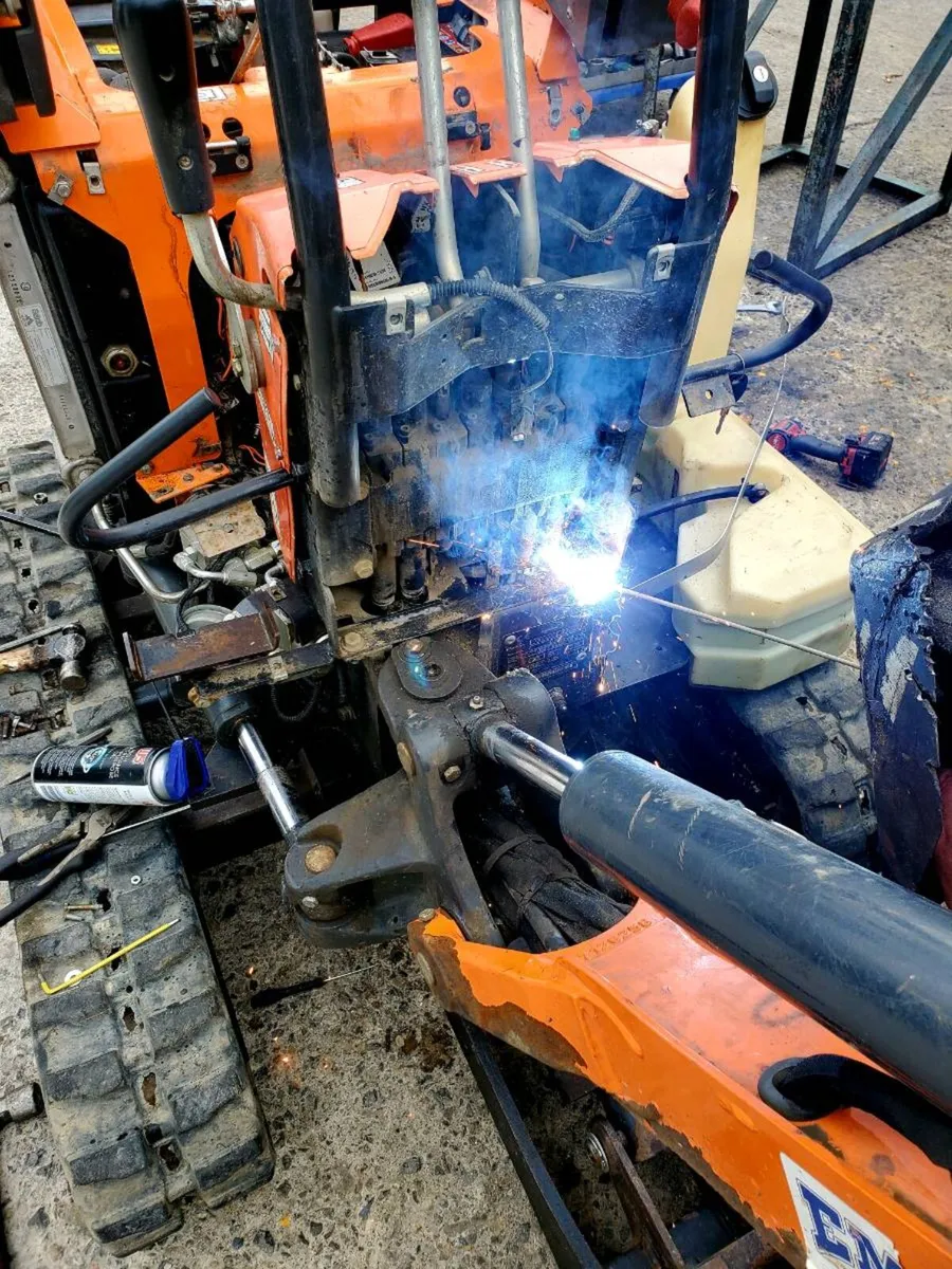 Mini digger repair - Image 1
