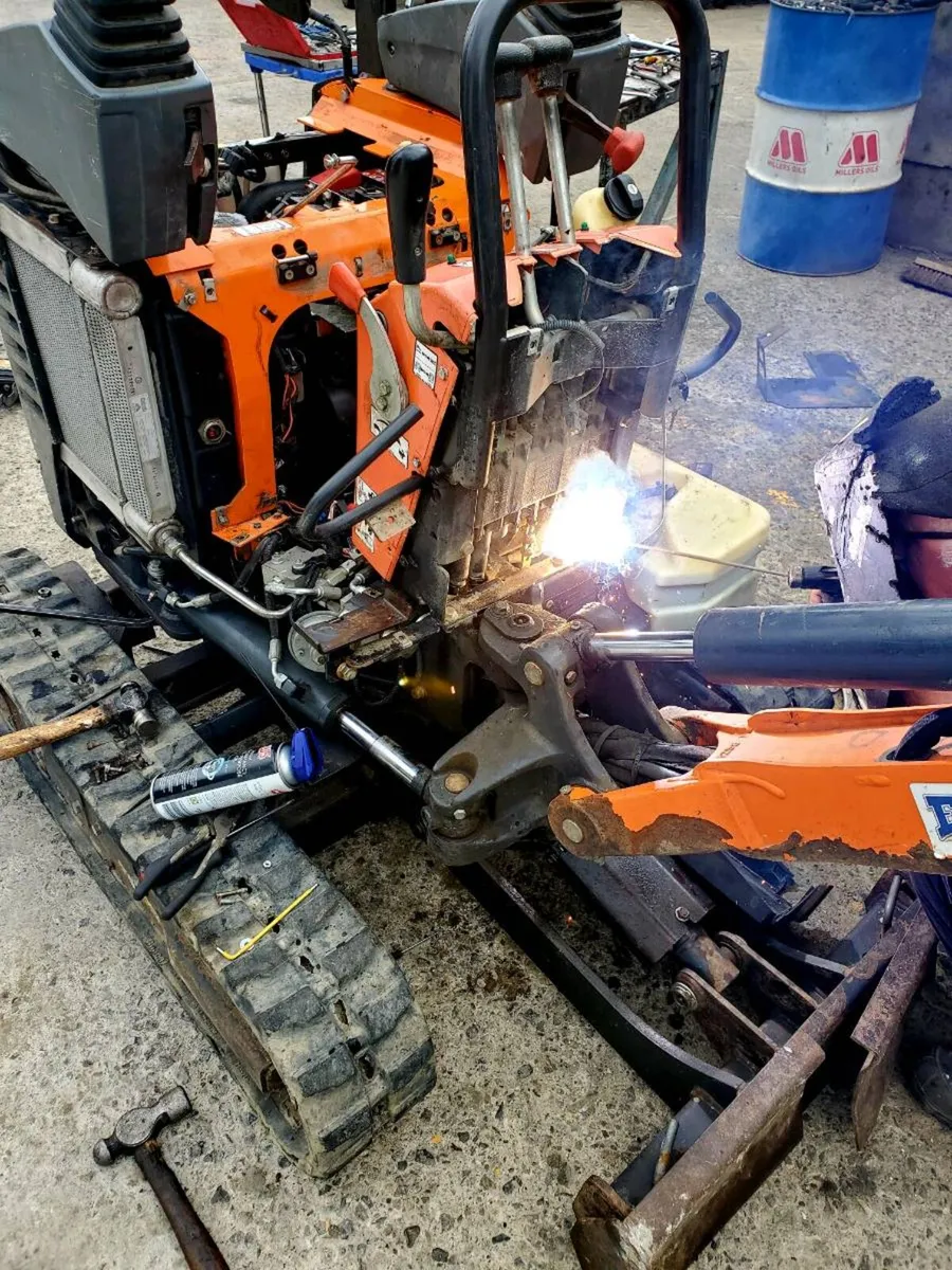 Mini digger repair - Image 3