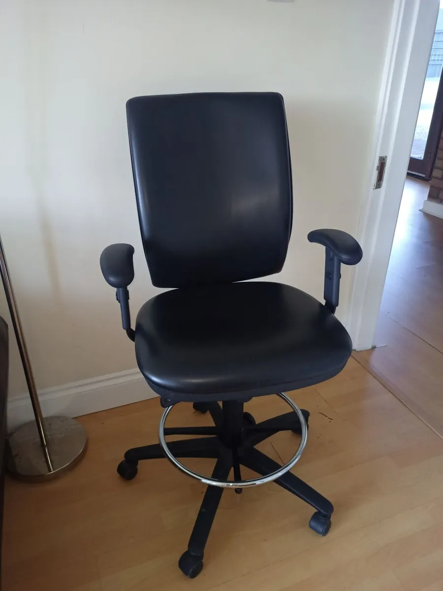 Office chair - Image 1